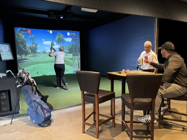 femme frappe golf simulateur
