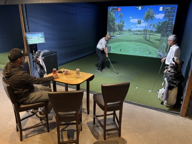 femme homme simulateur golf